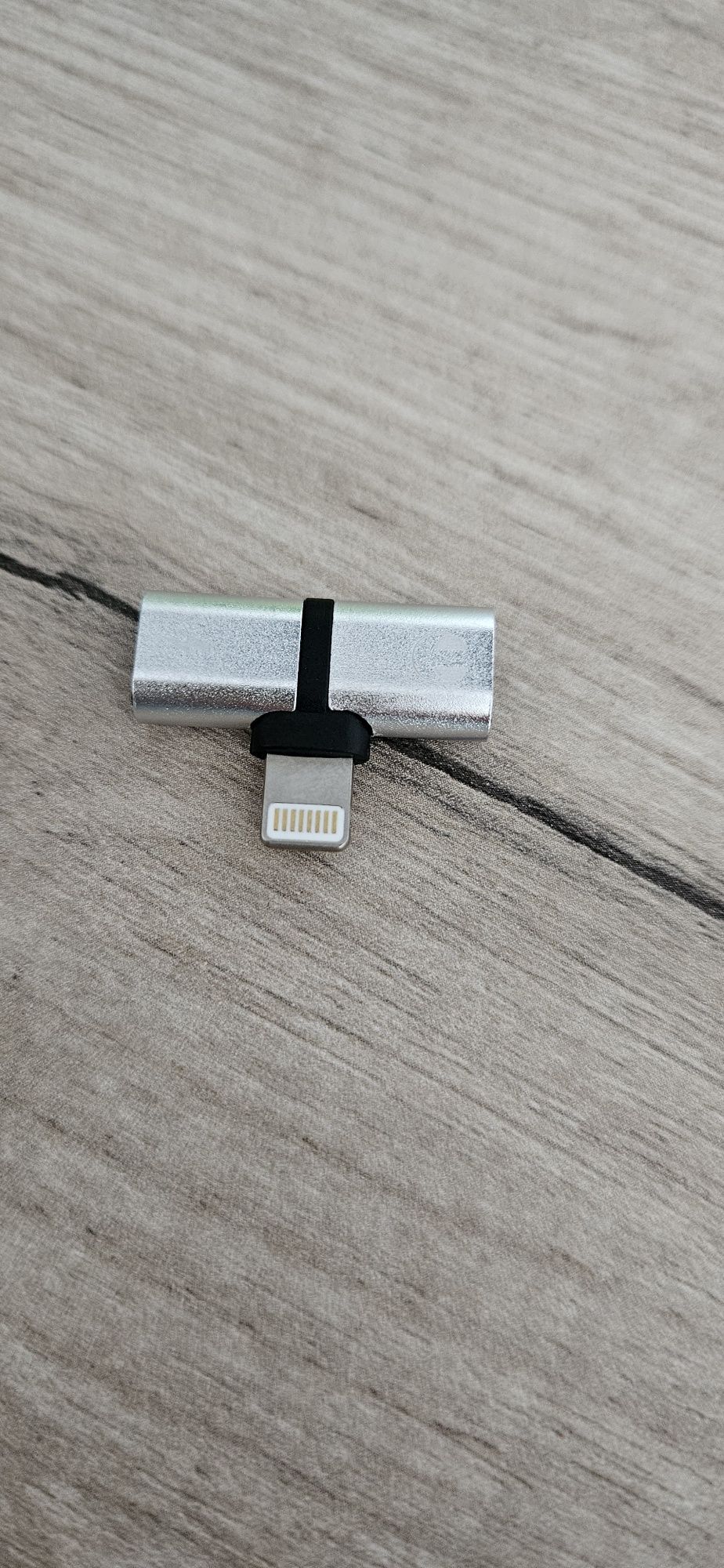 Adaptor pentru căști și incarcator iPhone