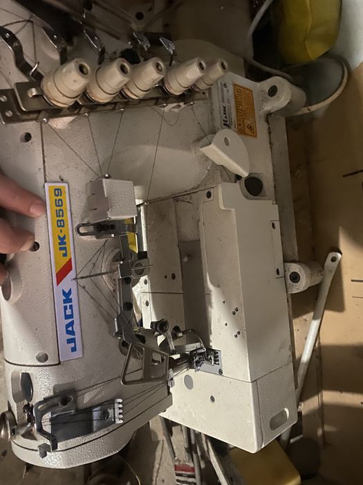 Продаются швейные машинки аверлок и распашивалка состояние хорошое