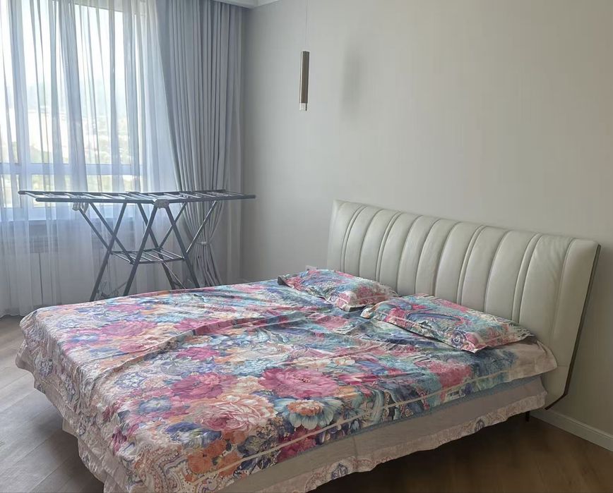 Продам двуспальную кровать из натуральной кожи.