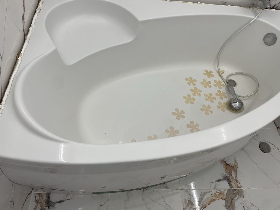 Cada baie pe colt stanga in stare excelenta