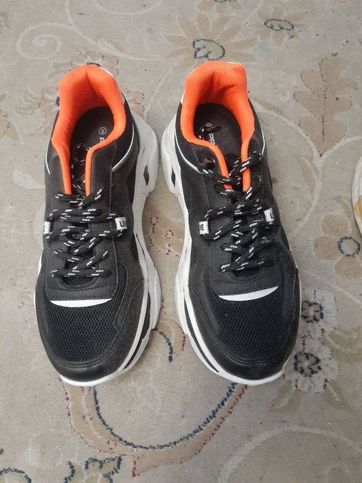 Кроссовки почти новые один раз одевали