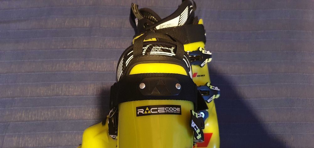 Clapari ski  FISCHER  RC4 JR 100  GALBEN marimea 23,5  EU 37 / 278 mm