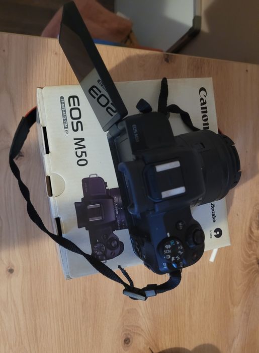 Canon EOS M50 + obiectiv EF-M 15-45mm IS STM – ca nou, cu cutie origin