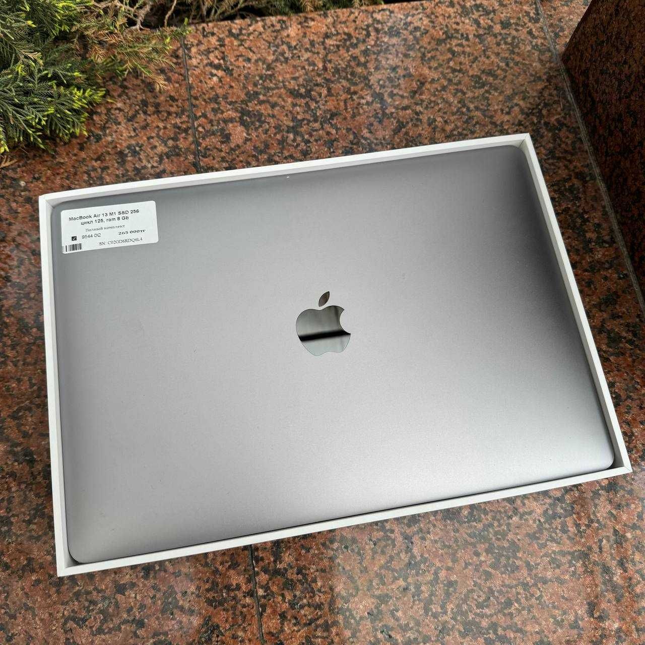 MacBook Air 13 M1 в полной комплектации / LOMBARD