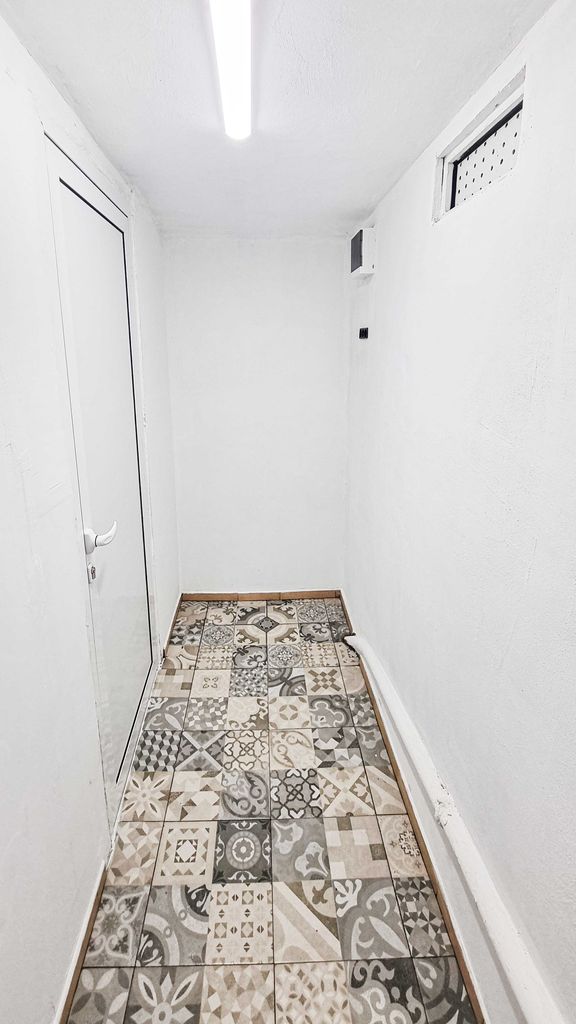 Продава се Магазин в Плевен, Идеален център - 17 кв.м за 1618 €/кв.м - Снимка #6