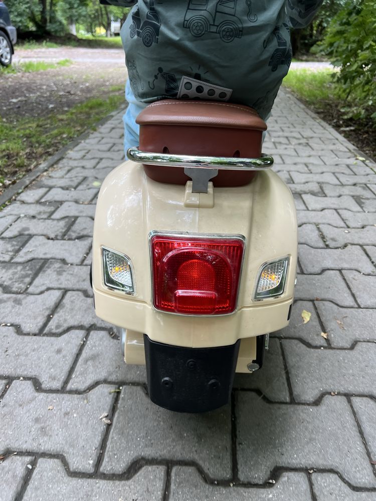 Детски скутер Vespa / Детски мотор Vespa
