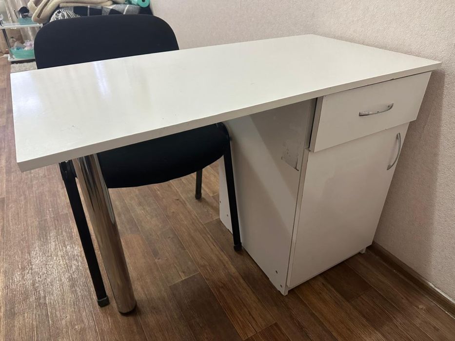 Продам маникюрный стол креслом с стулом