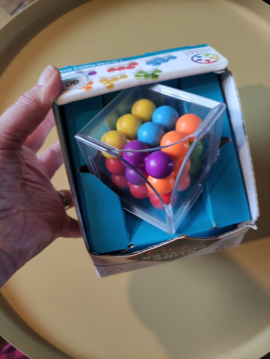 Кубче пъзел на Smart games