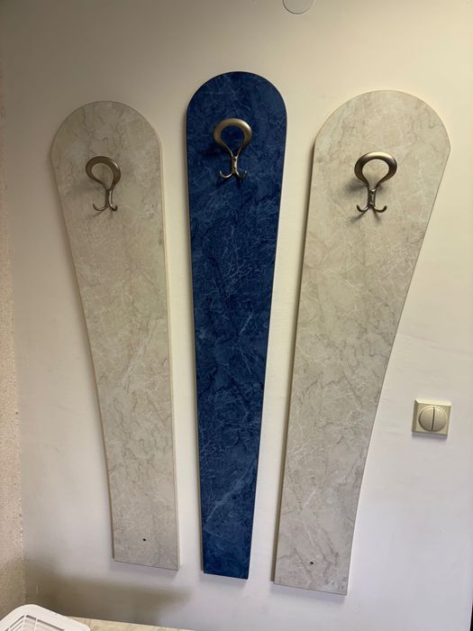 Закачалки за стена