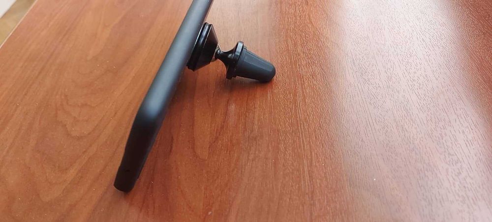 Подвижна магнитна поставка за телефон