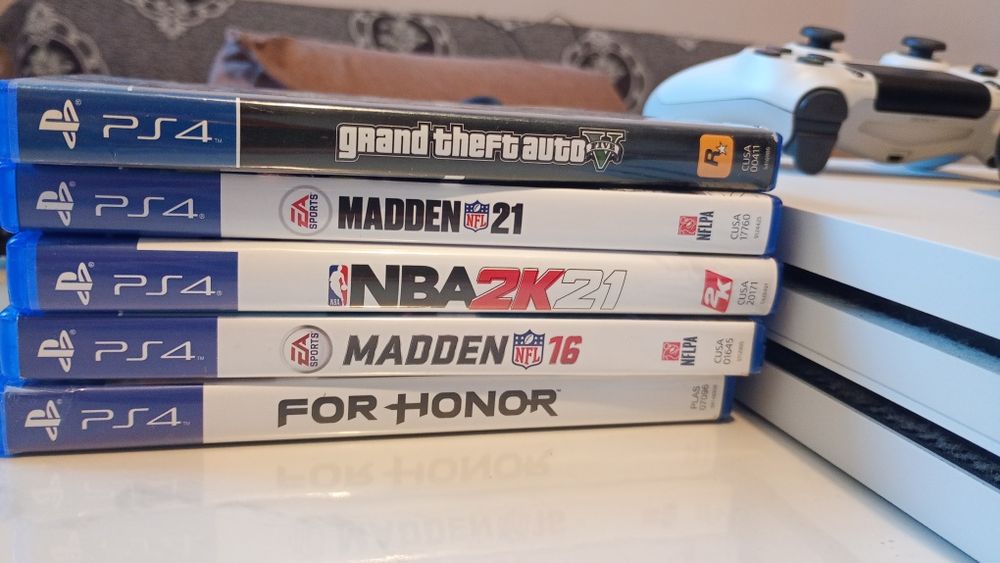 Vând PlayStation 4 pro