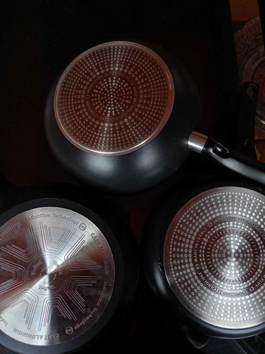 3 бр. индукционни тефлонови тигани Tefal Aroma, нови, но със забележки