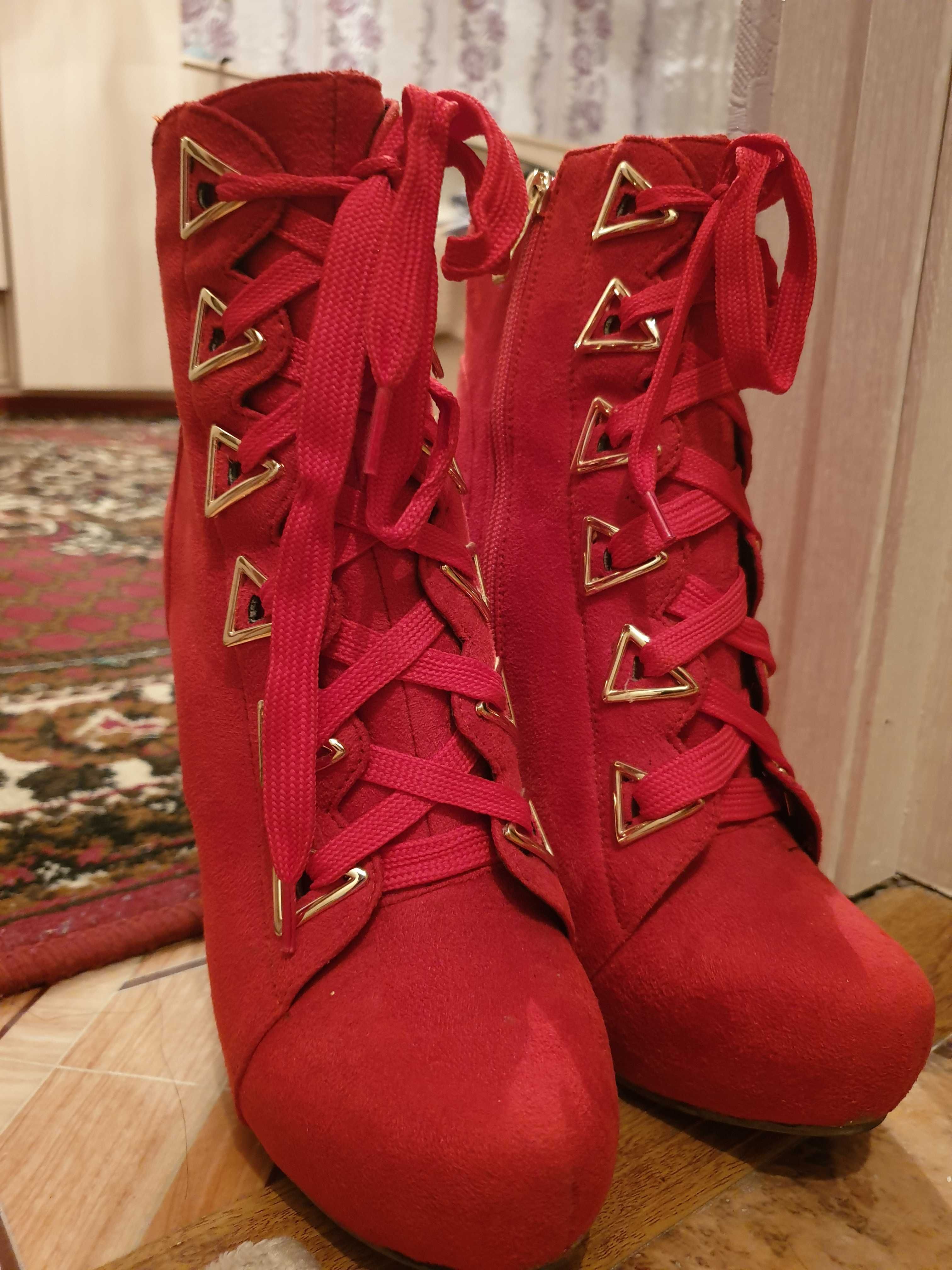 Сапожки красные весенние