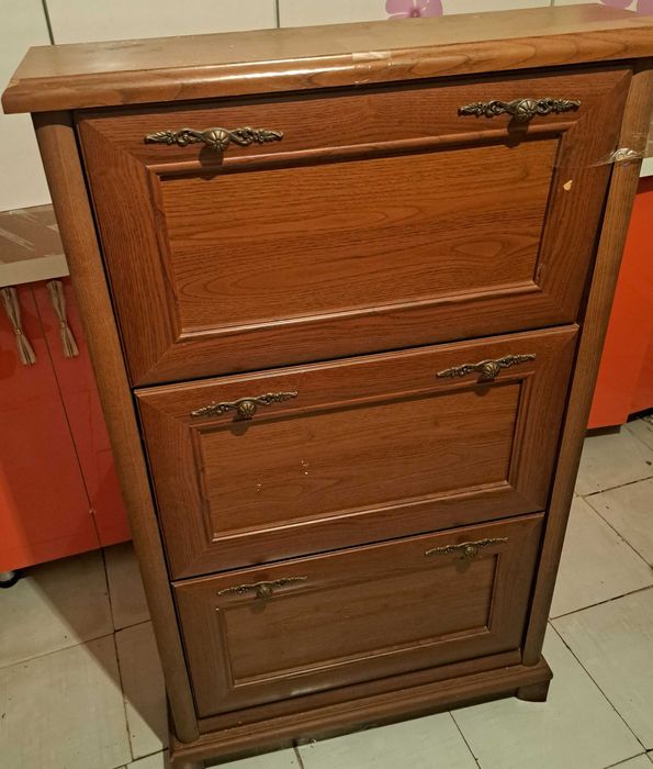 Продам прижожую в комлкте с ней обувница. Очень хорошего качества