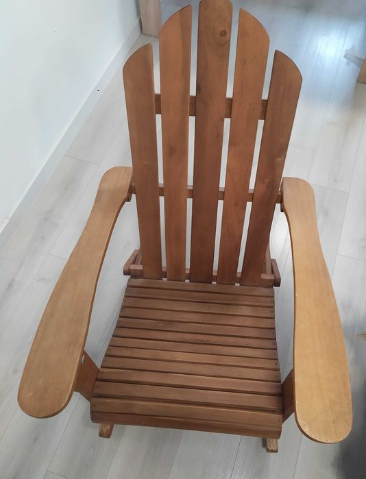 Продавам люлеещ се стол от акация - марка VonHaus