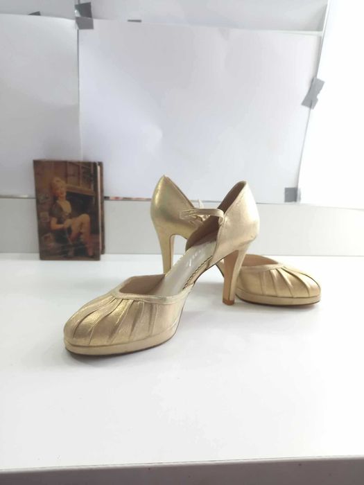 Sandale piele naturala noi marimea 40 de firma 50 lei