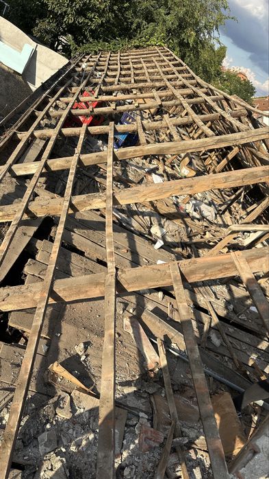 Coarne grinzi scanduri lemn provenit din demolare