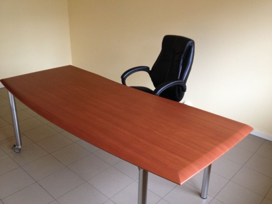 Италианско бюро с хромирани крака