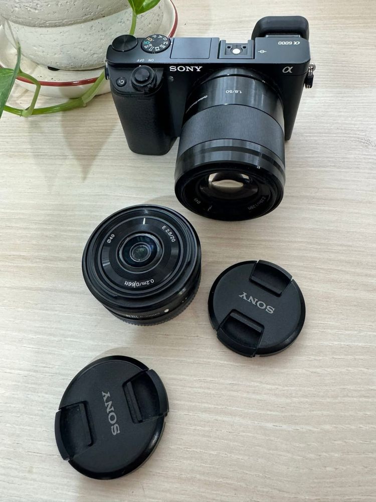 Sony a6000 с два обектива e-mount - 1.8/50mm и 2.8/20mm