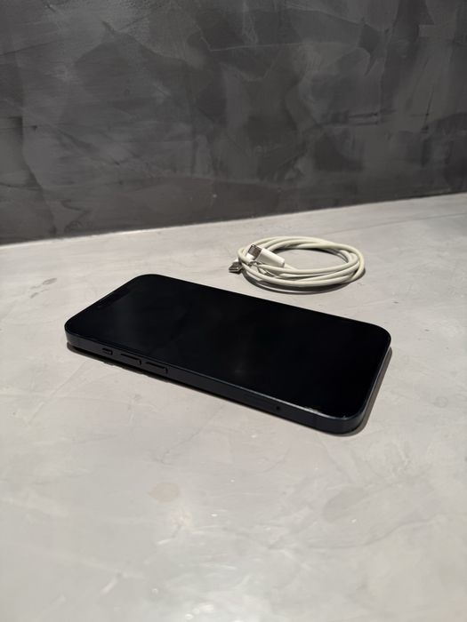 Перфектен Iphone 13 Midnight 128 GB