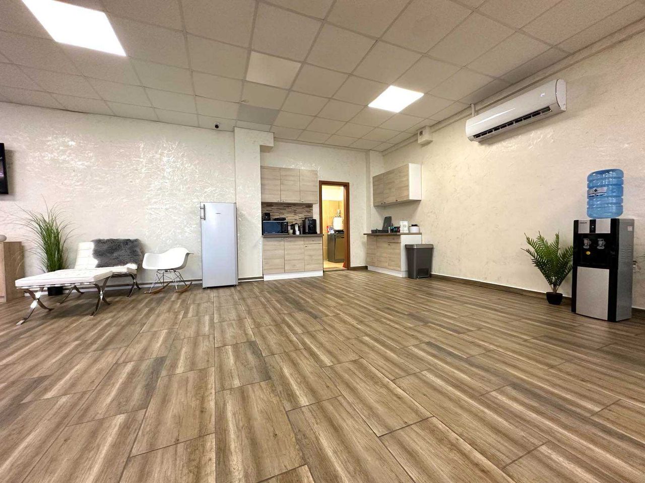 Дава се под наем Офис в Велико Търново, Колю Фичето - 150 кв.м за 765 € - Снимка #5