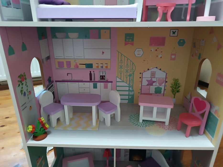 Къща за кукли на три етажа.