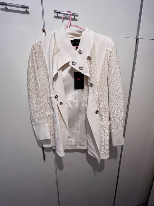 Ефектно бяло сако