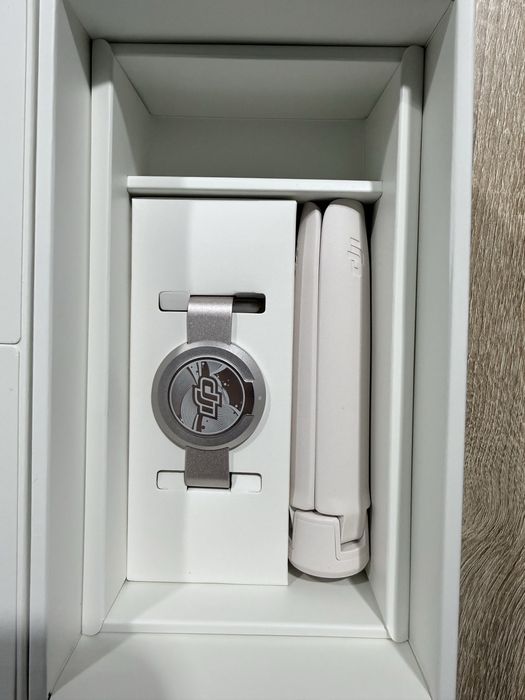 Vand stabilizator DJI OM 5 alb cu geanta neagra DJI