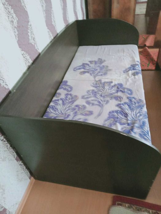 Продам детский кровать с ящиками и с  плотным матрасом