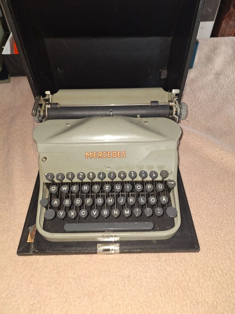 Masina de scris portabila, veche Mercedes.