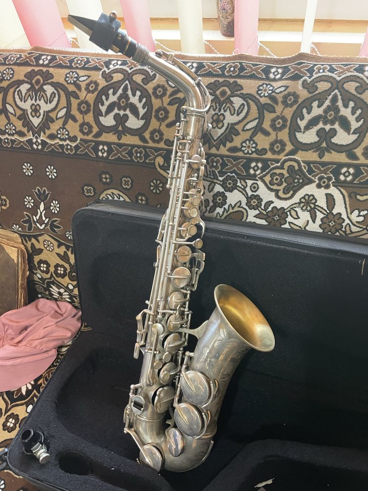 Vând saxofon Luxor Solo