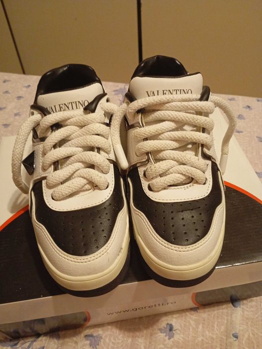 Adidași Valentino Garavani nr.36