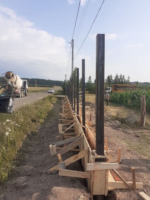 Vând garduri și porți la comanda clientului