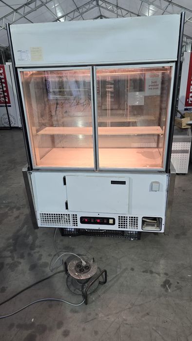 Vitrina frigorifica mezeluri afumături carne