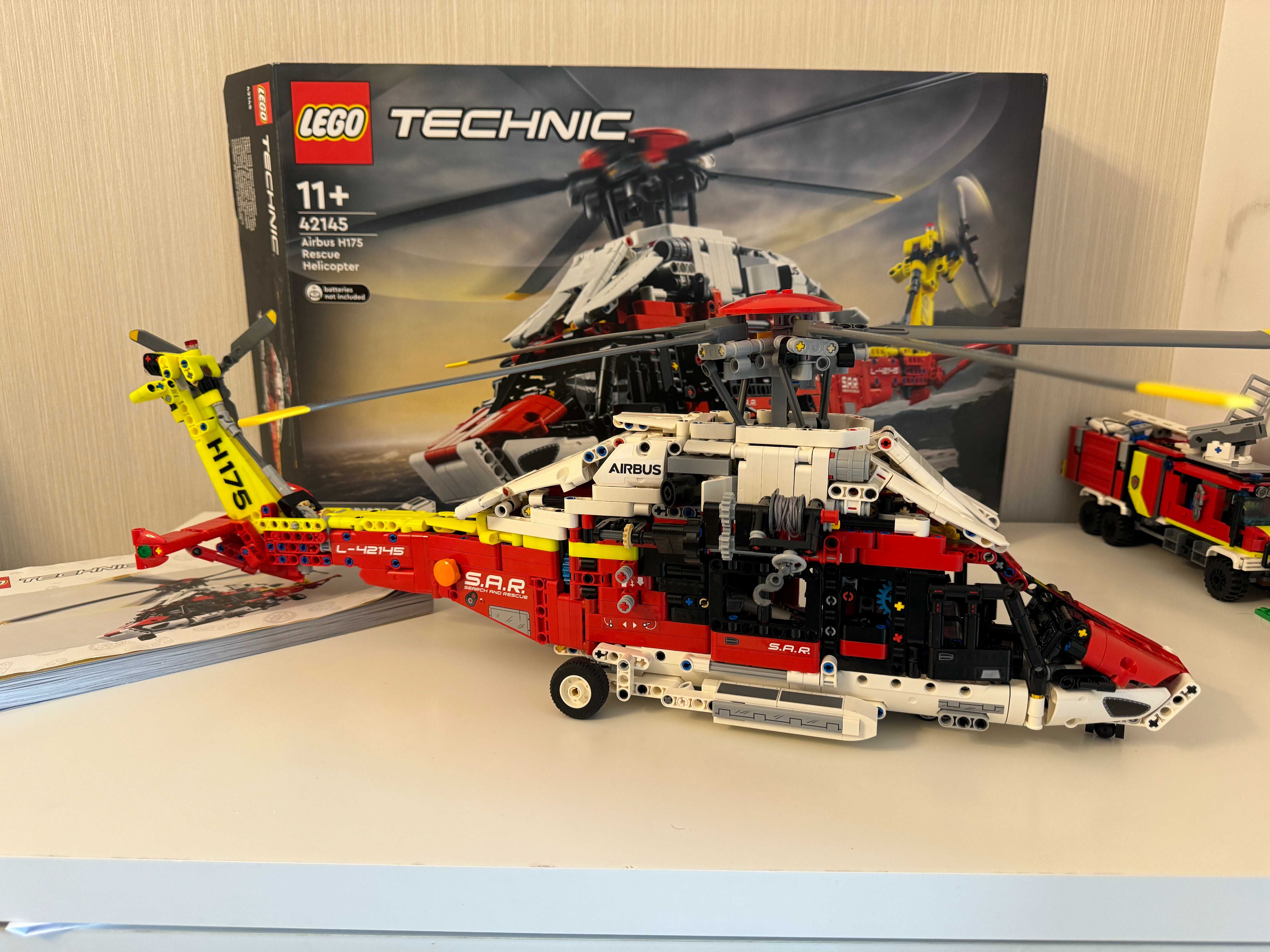 LEGO Technic - Elicopter de salvare Airbus H175 42145, 2001 piese