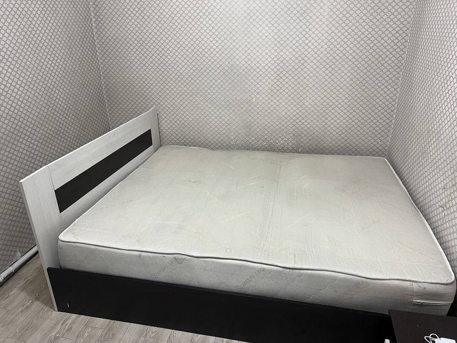 Продам кровать с матрасом