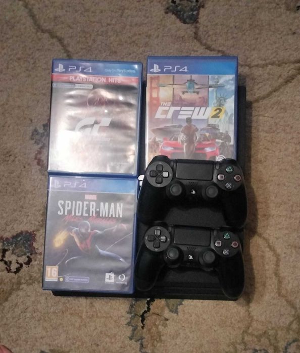 Vand consola PS 4 Pro , capacitate stocare 1 TB