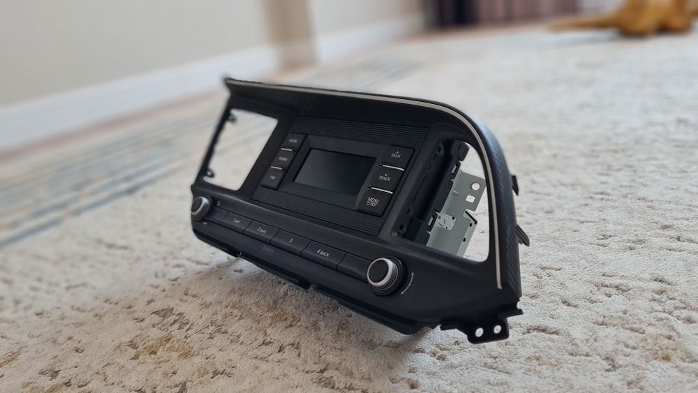 Продам магнитофон от Елантра