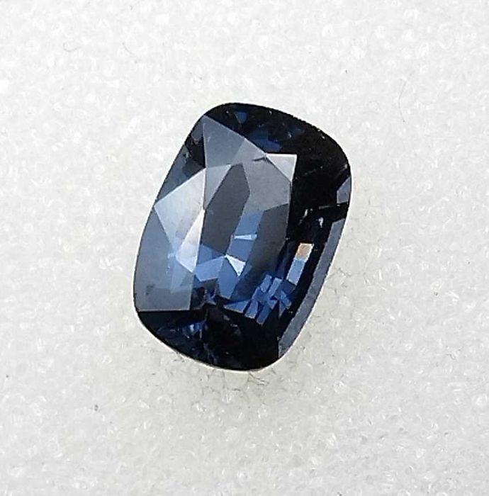 Рядък цвят шпинел 2.20кт! GIA сертификат! НОВ!