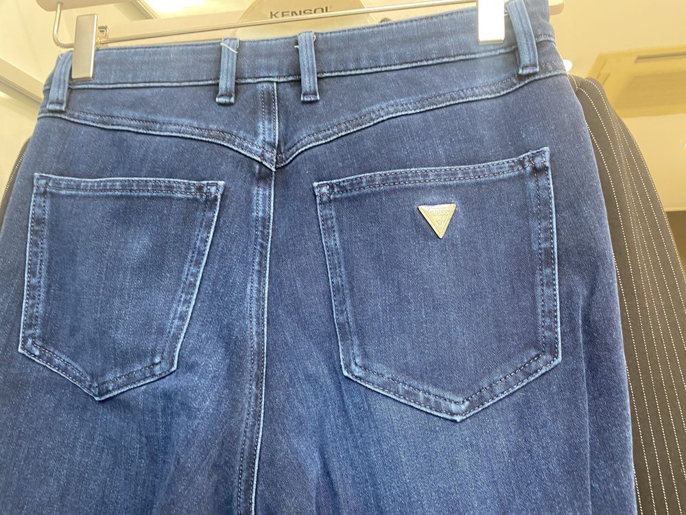 Дамски дънки на марката Guess