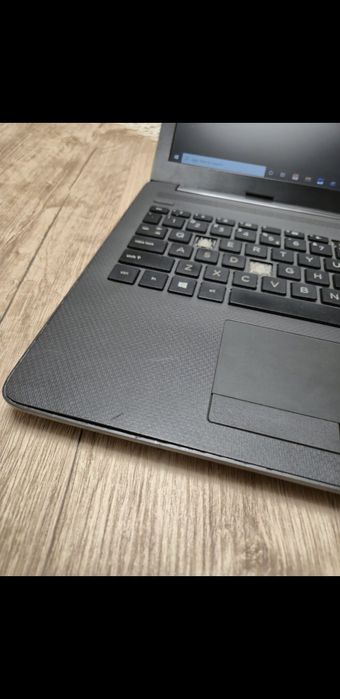 Vând laptop HP de office echipat cu un procesor i5 gen 10 și 8gb ram