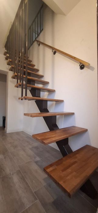 Vindem scări interior de lemn