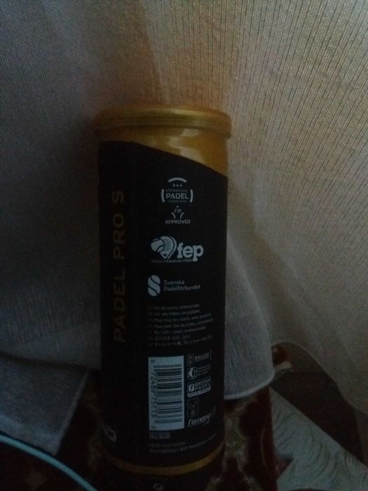 Mingii de tenis de camp noi sigilate la cutii .