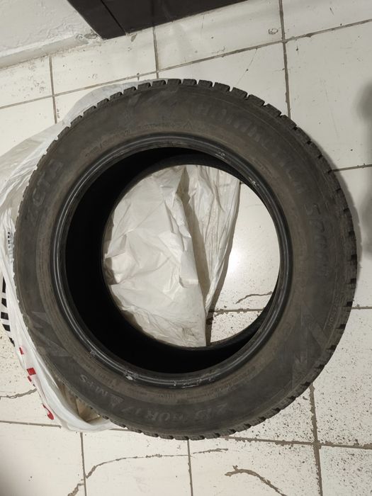 Продается зимние  шипованные шины бу