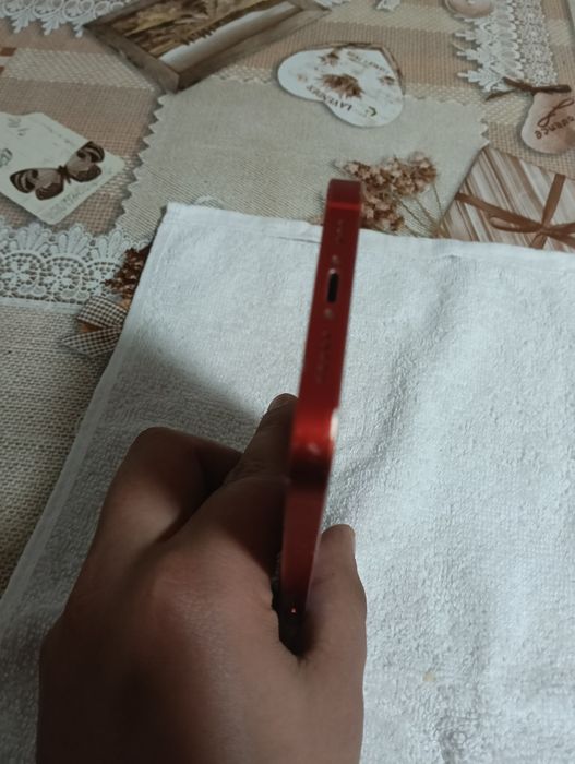 Vând iPhone 12 RED