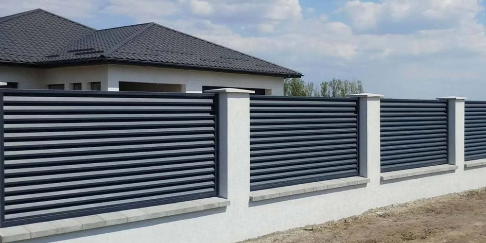 Construim garduri si porti din sipca metalica, panouri stil jaluzele,