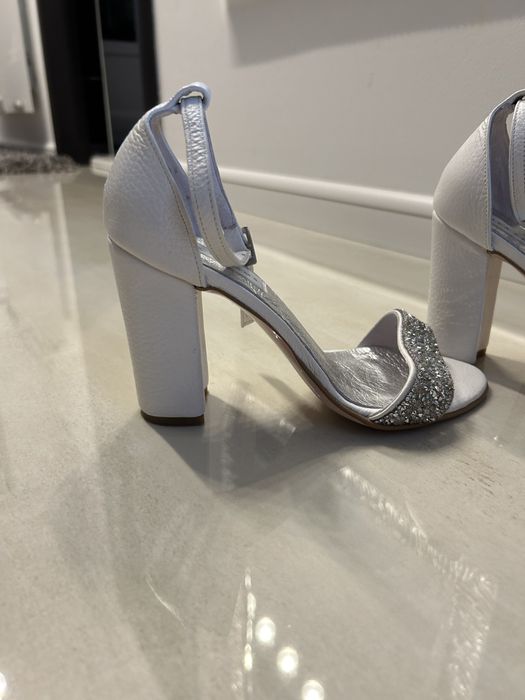 Sandale albe cu pietricele