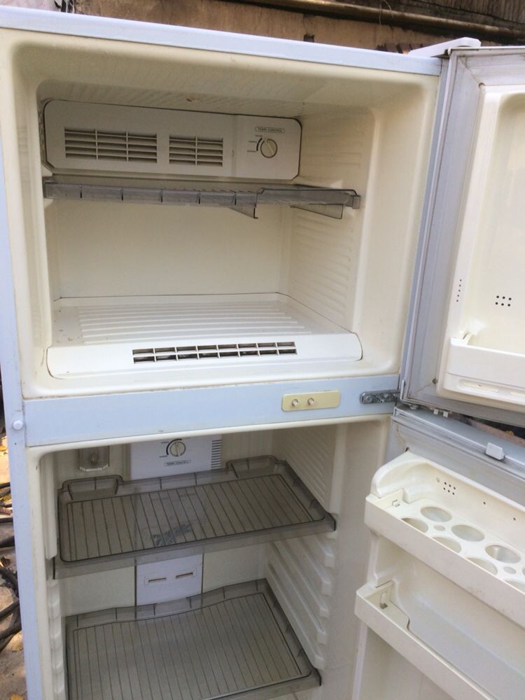 Холодильник двух камерный Самсунг.