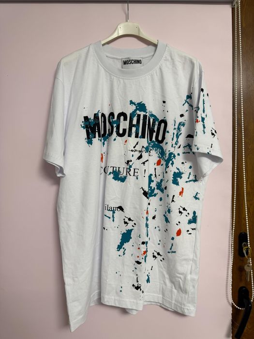 Tricouri de damă și de bărbați diferite mărimi și culori