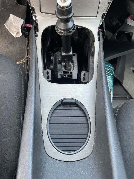 Конзола с къпхолдър  за тойота авенсис т27